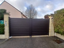 Leroy Fermetures -  Quel menuisier contacter à Le Neubourg près d'Evreux 27000 pour l'installation d'une porte de garage motorisée ?