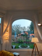 Leroy Fermetures -  Pose d'une porte de garage avec hublot en aluminium isolant près de Beaumont-le-Roger dans l'Eure