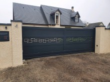 Leroy Fermetures -  Pose de volets battants en aluminium avec options de personnalisation et isolation thermique pour un appartement moderne proche de Conches-en-Ouche dans l'Eure